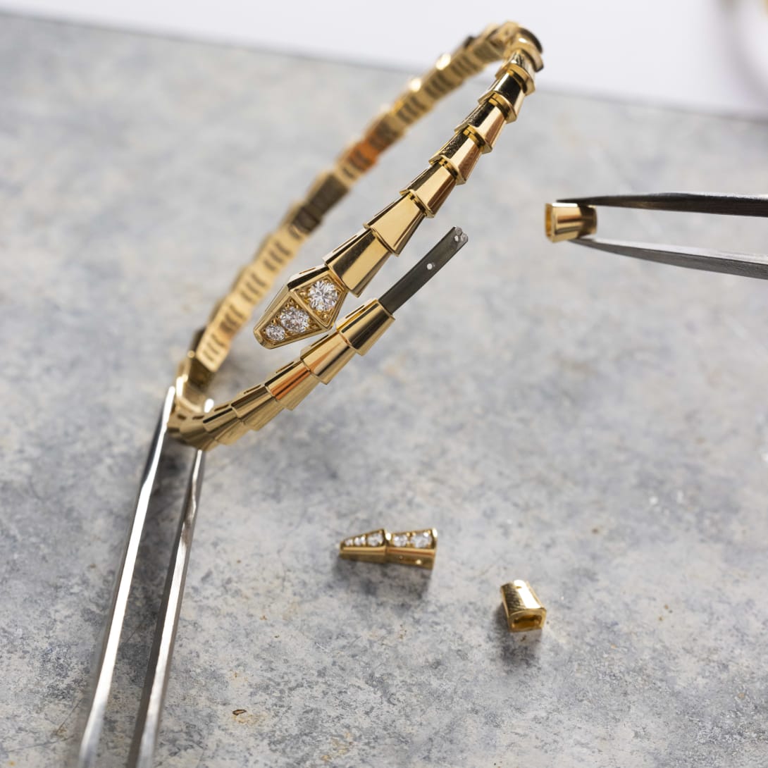 Serpenti bracelet in rose gold, craftsmanship picture.