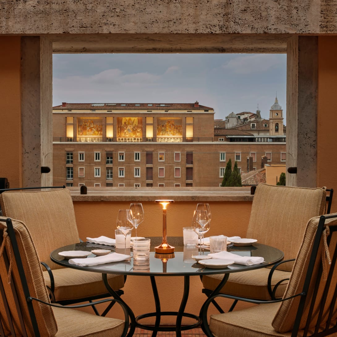 Una mesa con vistas desde la terraza del Bvlgari Hotel