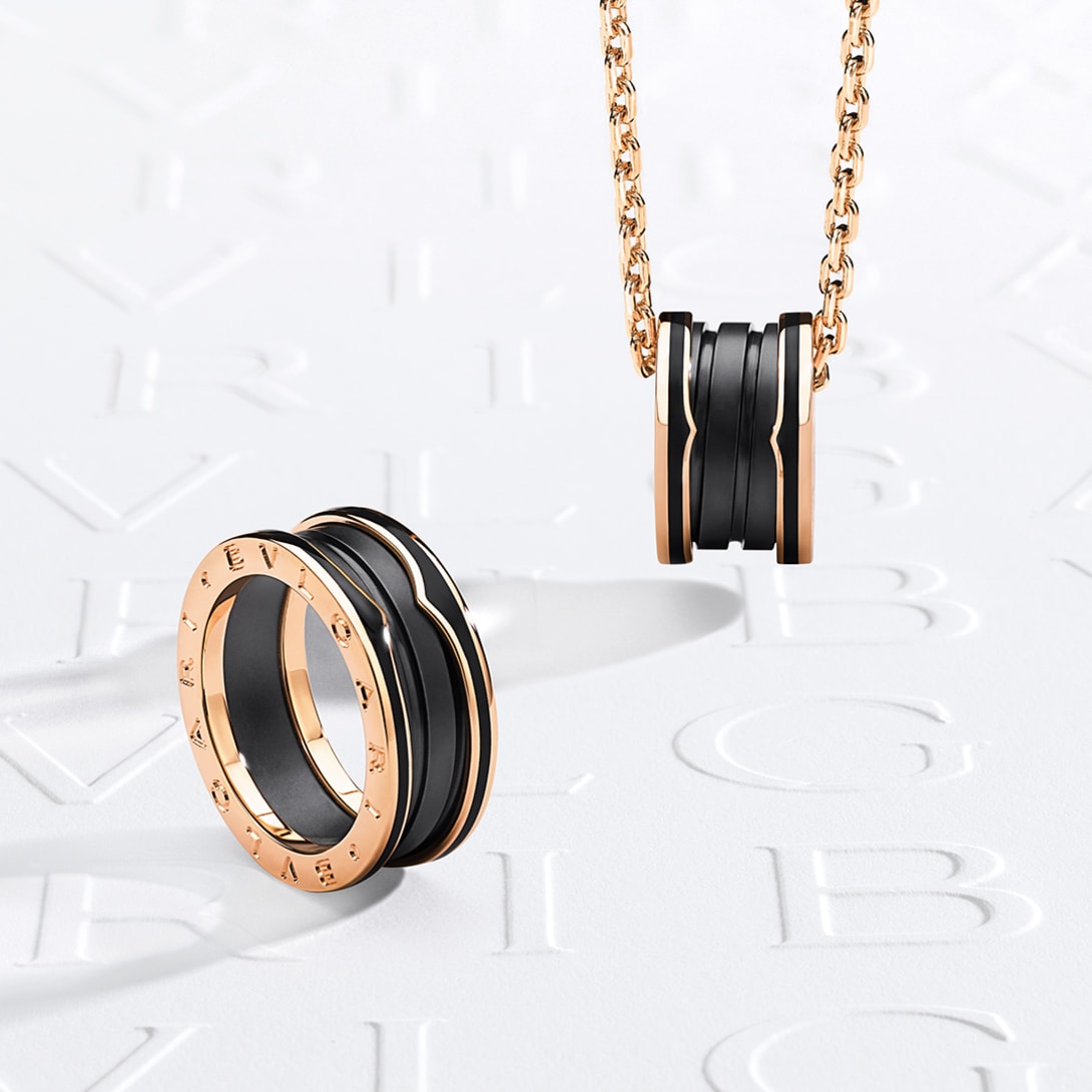 Picture representing bzero1 ring and necklace in black ceramic