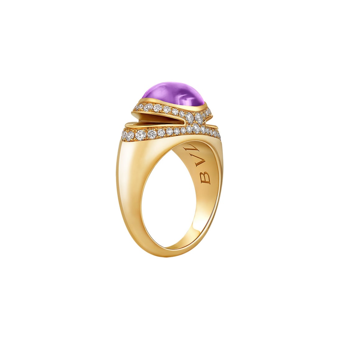Bvlgari Cabochon 18 kt yellow gold ring set with a cabochon-cut amethyst and demi-pavé diamonds.
