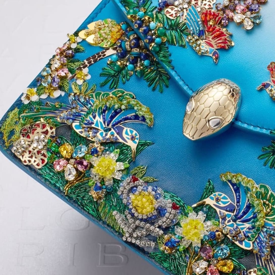 Dettaglio di una borsa Serpenti