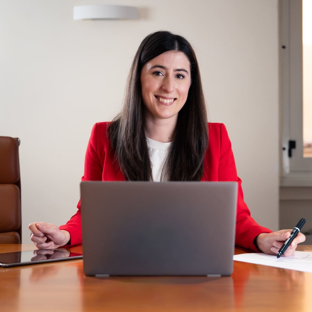 Anna Chiara, Competitive Intelligence Analyst presso Bvlgari, sorride alla fotocamera davanti al computer