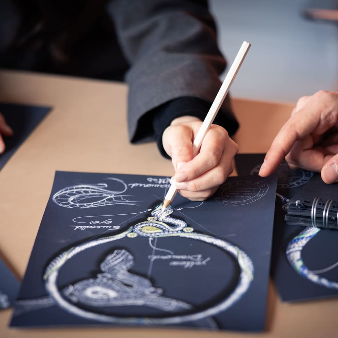 Dettaglio sulle mani di Sun Min, Senior Jewelry Designer, mentre disegna una collana di Alta gioielleria su un foglio di carta