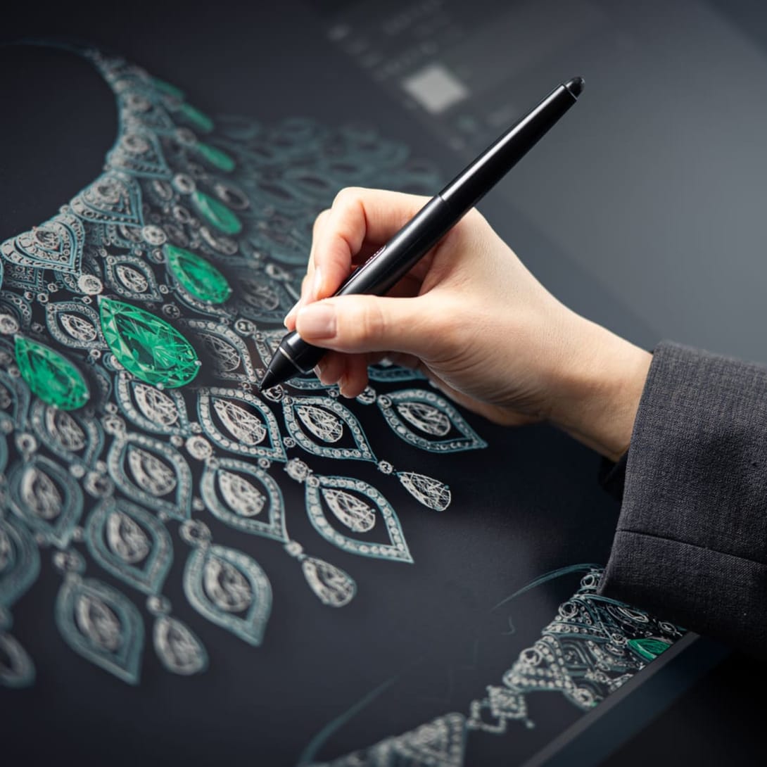Dettaglio sulle mani di Sun Min, Senior Jewelry Designer, mentre disegna una collana di Alta gioielleria su una lavagna digitale