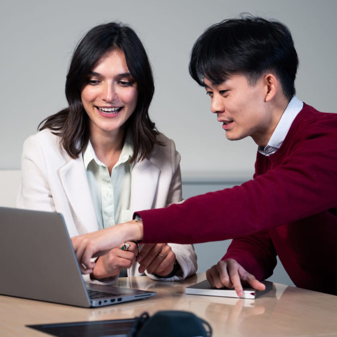 Maria, Internal Communication Manager, si confronta con un collega davanti al computer