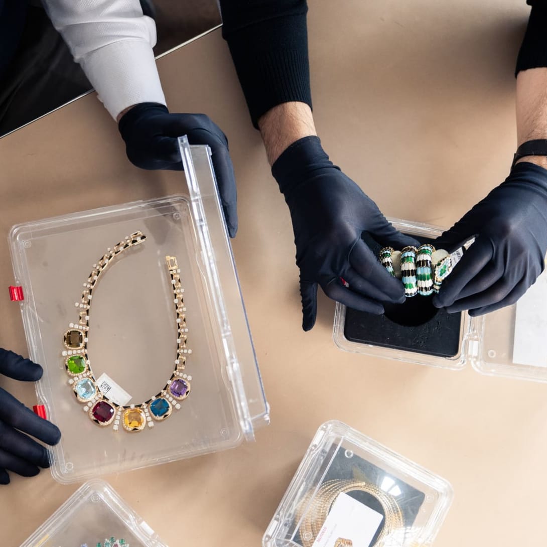Dettaglio delle mani di due dipendenti Supply Chain che controllano due prodotti