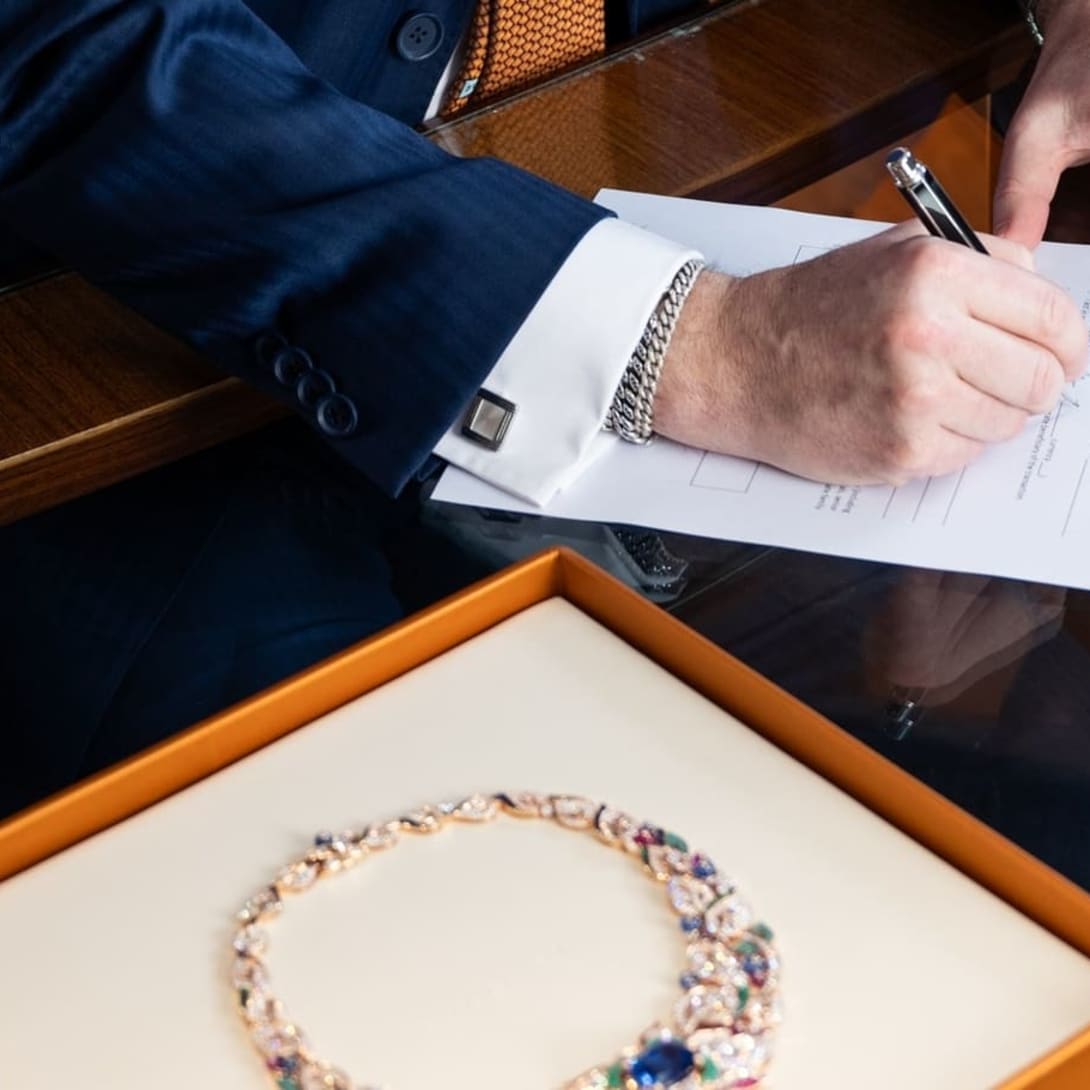 Dettaglio di una persona che firma un contratto