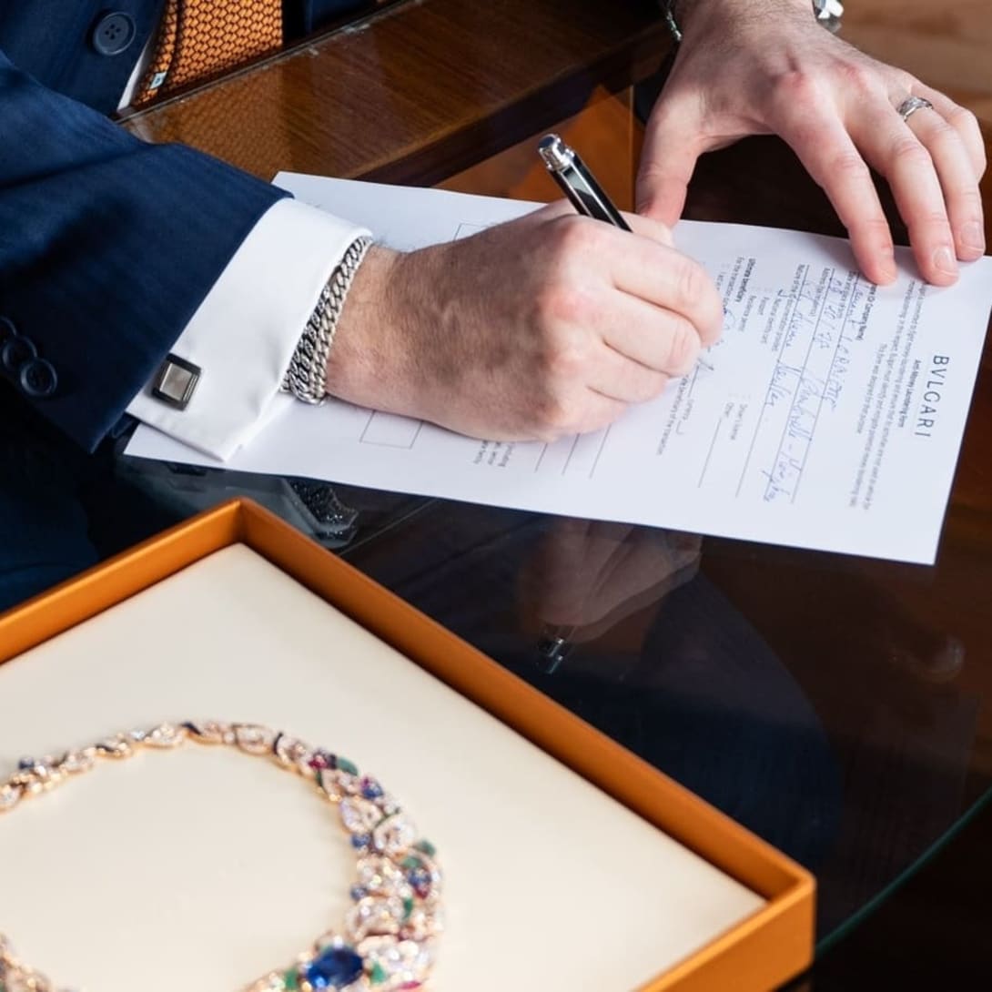 Dettaglio di una persona che firma un contratto