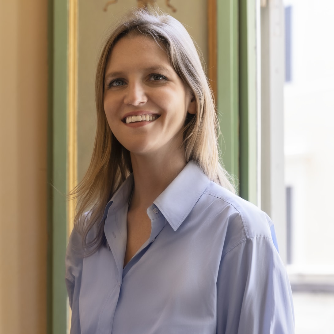 Portrait of contemporary artist Sophie Kitching who collaborated on the Serpenti in Art project.