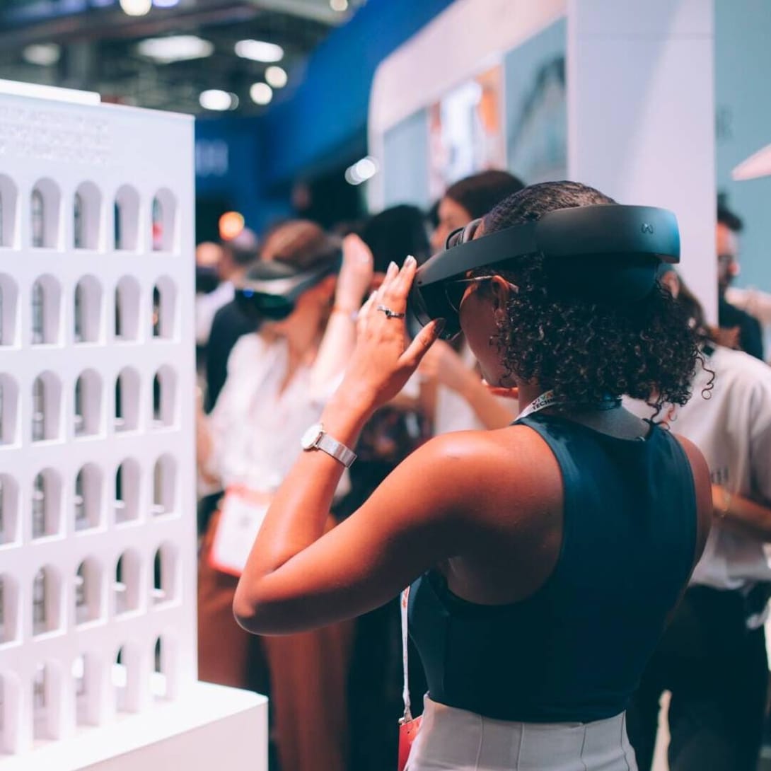 Alcune ragazze usano gli strumenti per la realtà virtuale