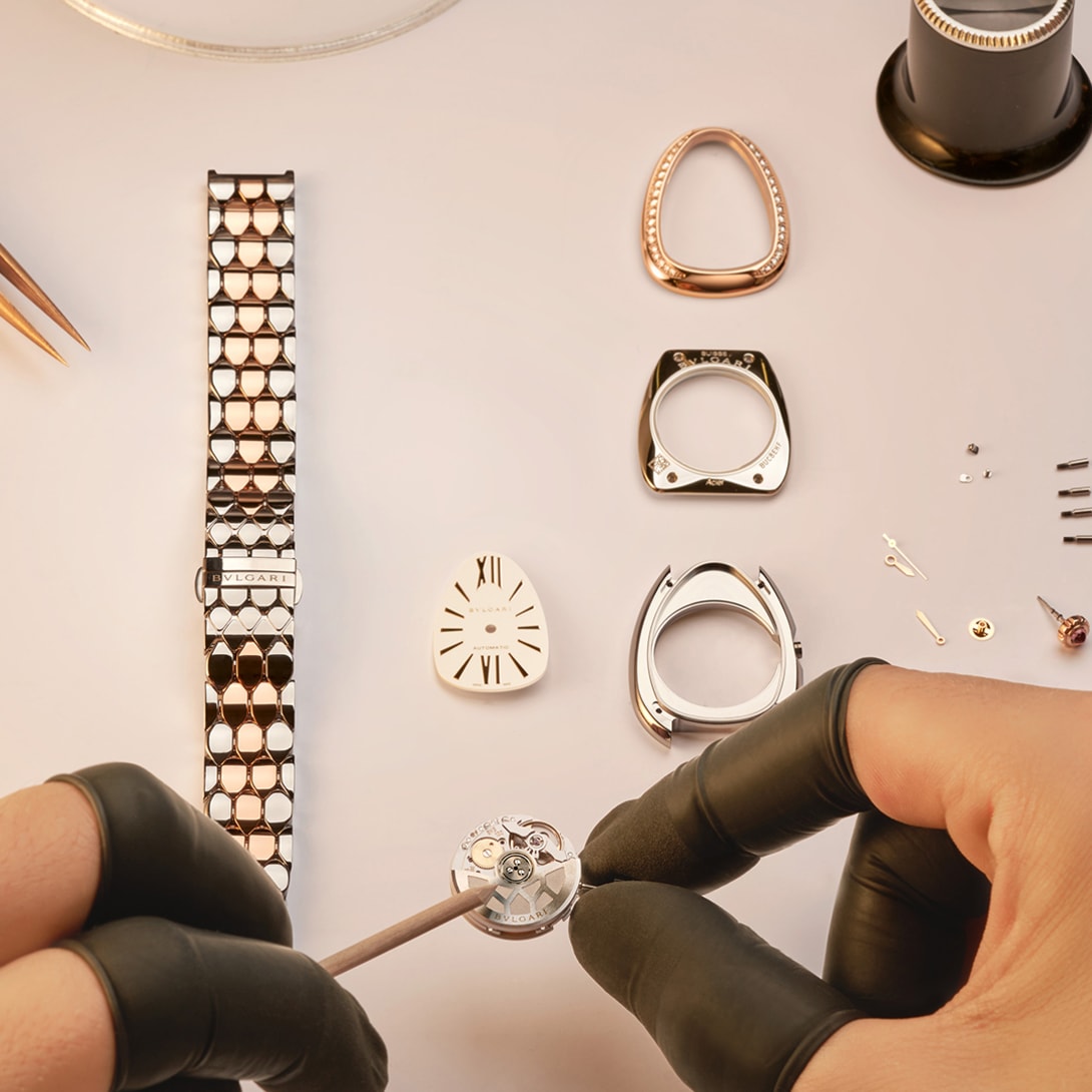 Assembling the pieces of Serpenti Seduttori watch.