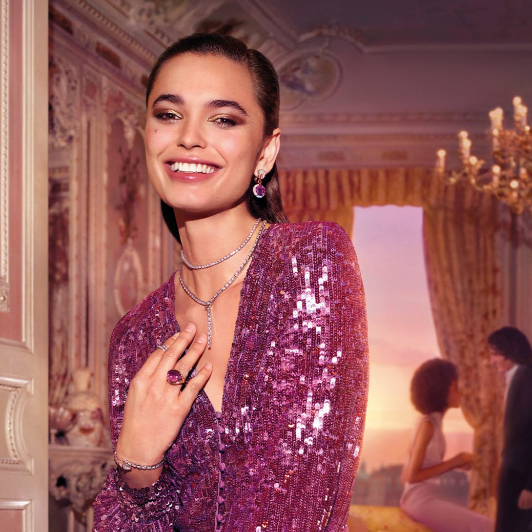 Model with white clothes and Bvlgari jewellery representing the emotion evoked by Bvlgari Allegra Chill & Sole.