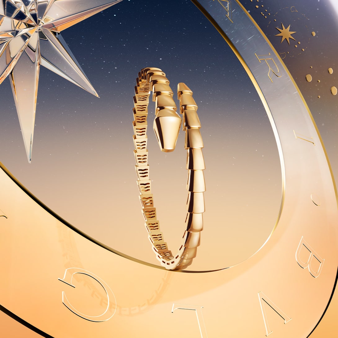 Serpenti yellow gold bracelet in front of a starry night sky, Holiday Season campaign.