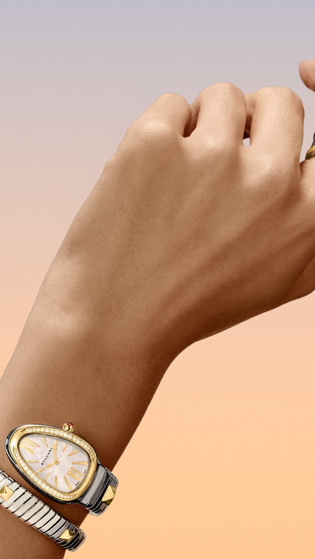 Model wearing B.zero 1 and Serpenti watch in Gold & Steel, creative shot.