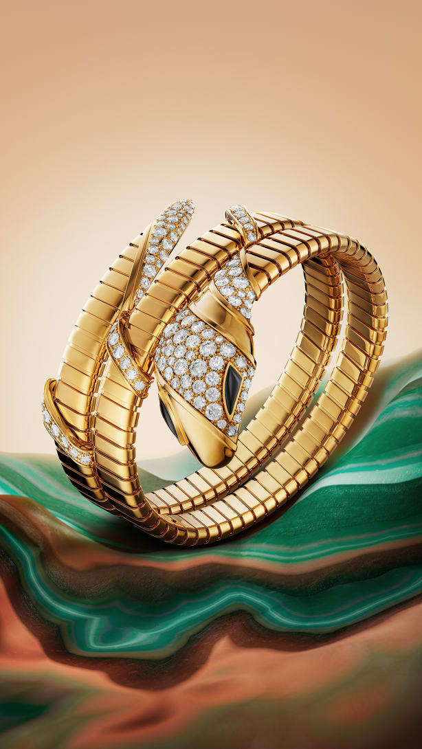 Serpenti Infinito bracelet in yellow gold with diamonds.