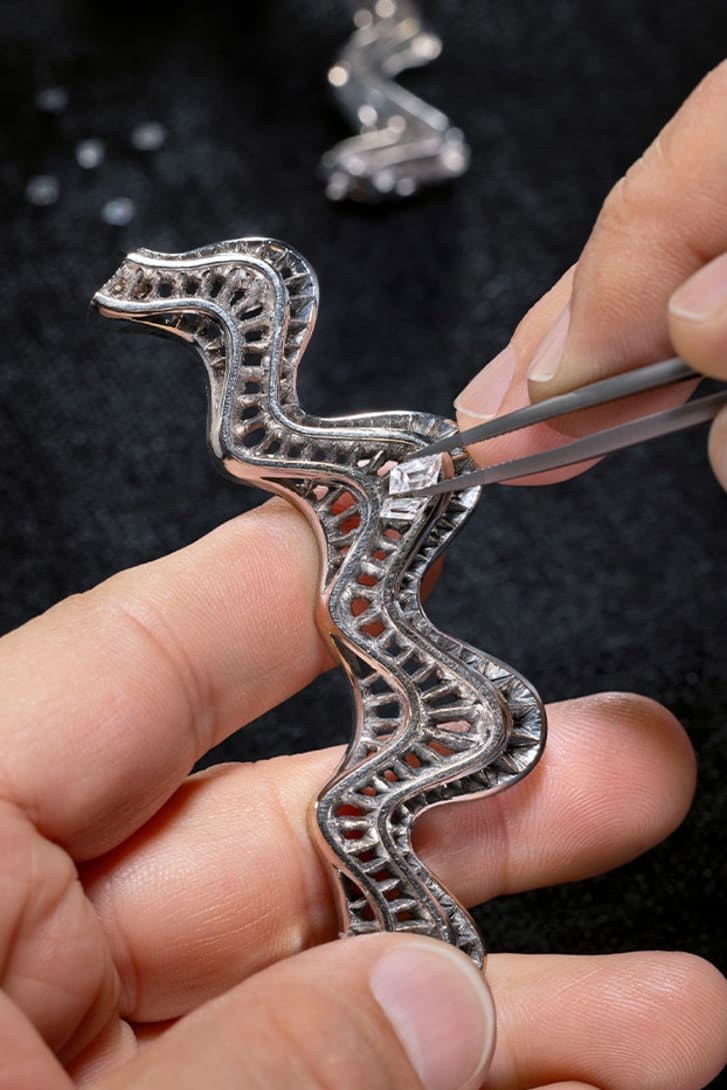 Making of The Aeterna Serpenti High Jewellery necklace with diamonds, close-up.