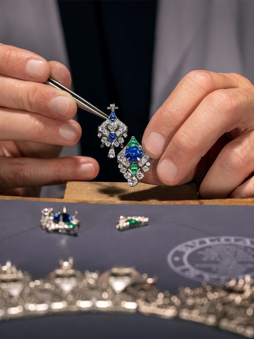 Making of The Sapphire Brocade High Jewellery necklace with cushion sapphires, emeralds and diamonds, full view.