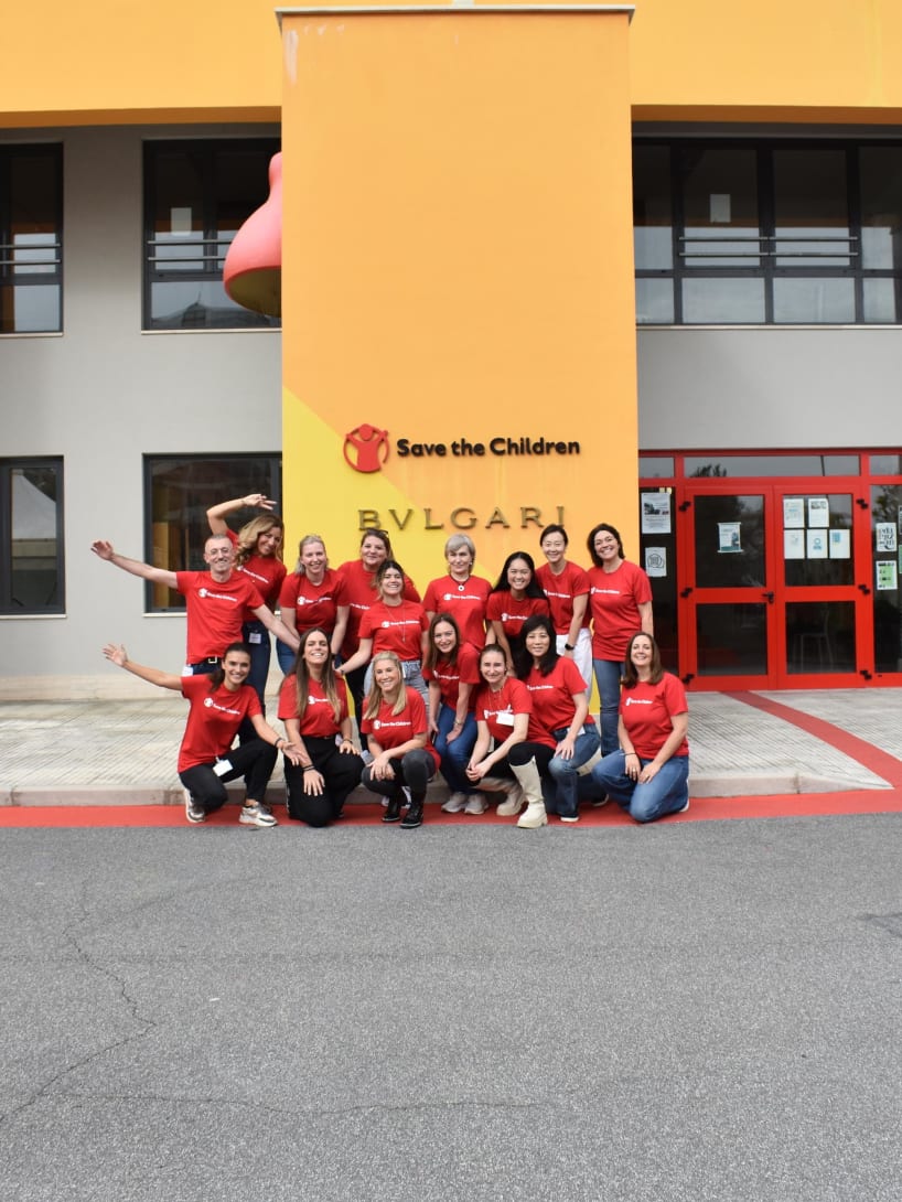 함께 포즈를 취한 불가리와 세이브더칠드런 직원들