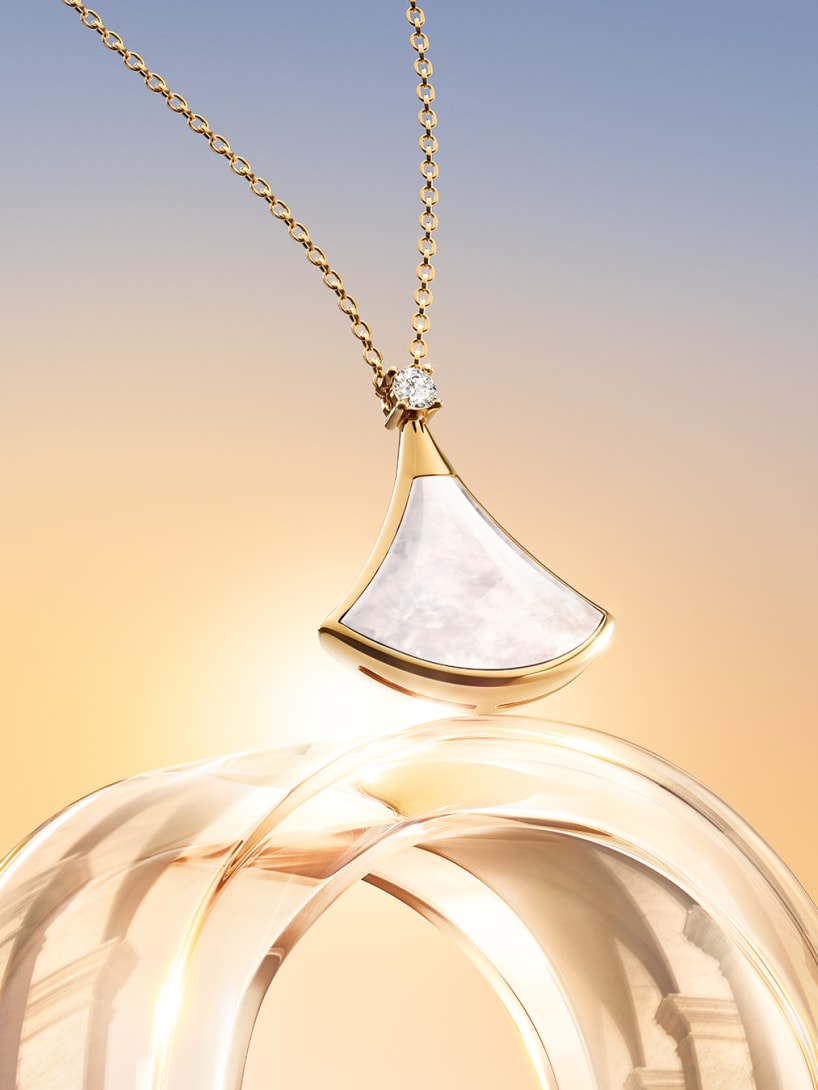 Divas'Dream necklace with mother of pearl.
