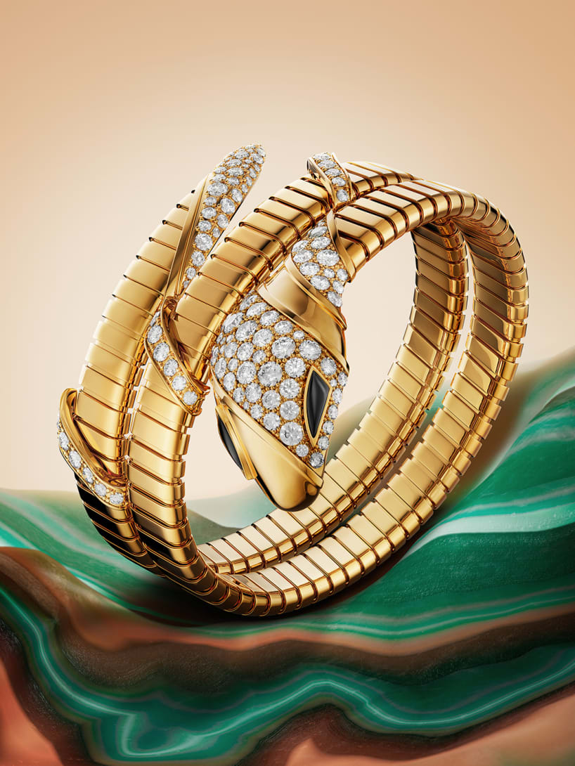 Serpenti Infinito bracelet in yellow gold with diamonds.