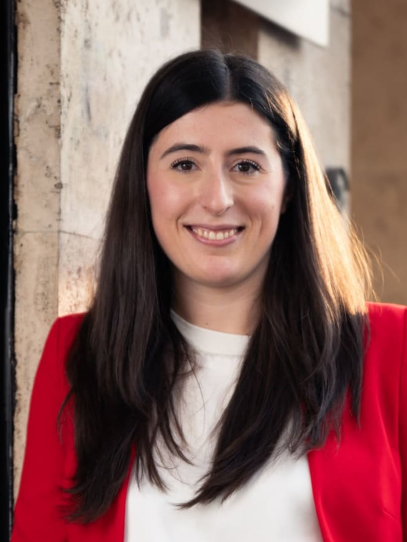 Anna Chiara, Competitive Intelligence Analyst presso Bvlgari, sorride appoggiata alla parete