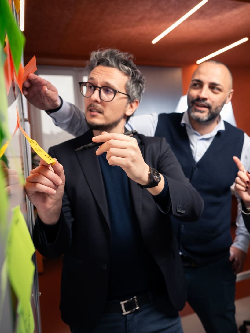 Nicola, Data Domain Manager at Bulgari, works with two colleagues and uses some post-it