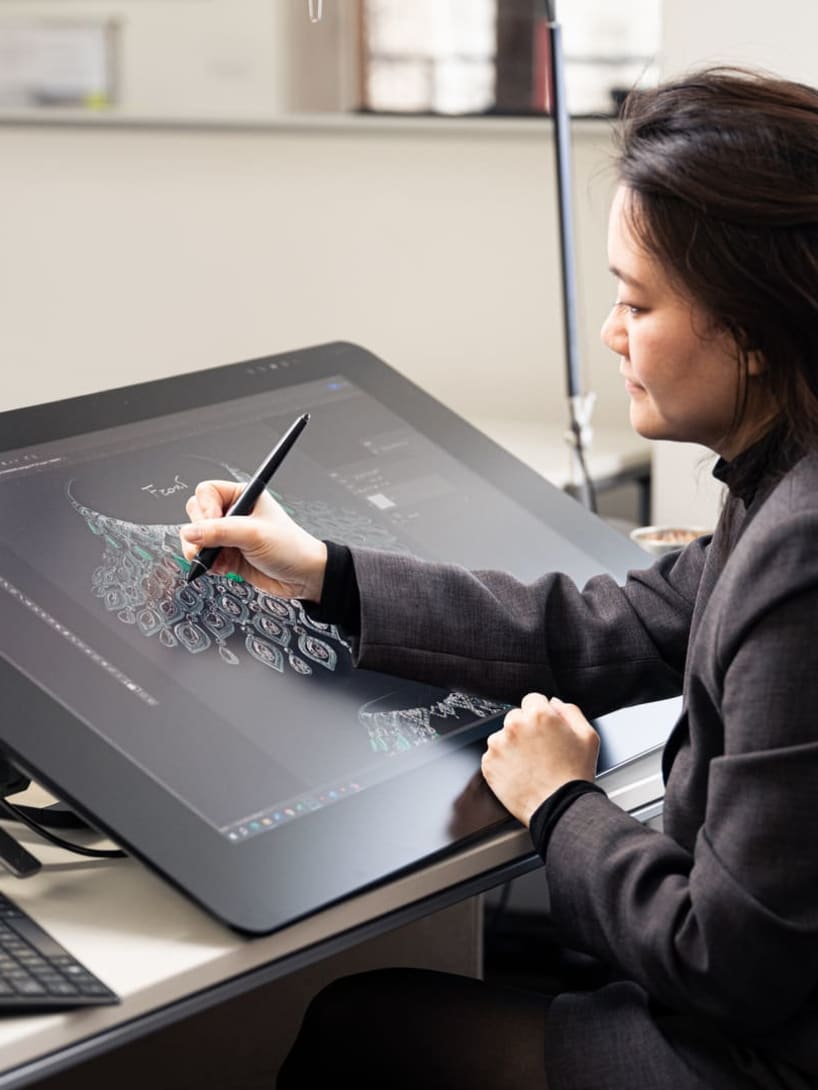 Sun Min, Senior Jewelry Designer, disegna una collana di Alta gioielleria su una lavagna digitale