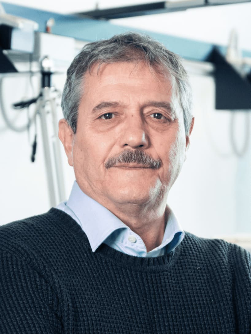 생산 구역에서 팔짱을 낀 채 서 있는 하이 주얼리 생산 시니어 디렉터 Massimo