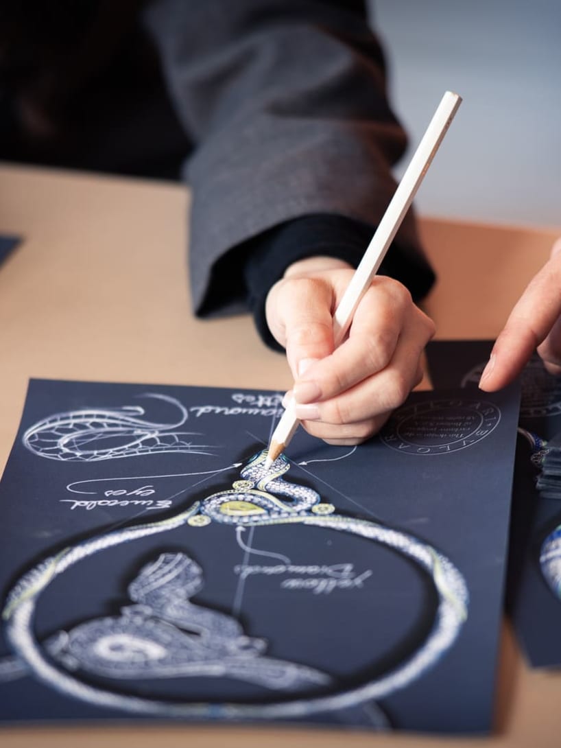 Dettaglio della mano di una designer all’opera
