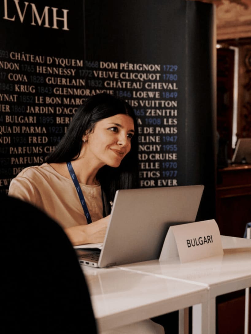 Una recruiter Bvlgari parla con uno studente in occasione del Career Day