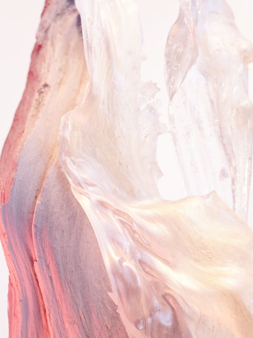 Creative image evoking white musk, base note of Rose Goldea Blossom Delight Eau de Toilette.