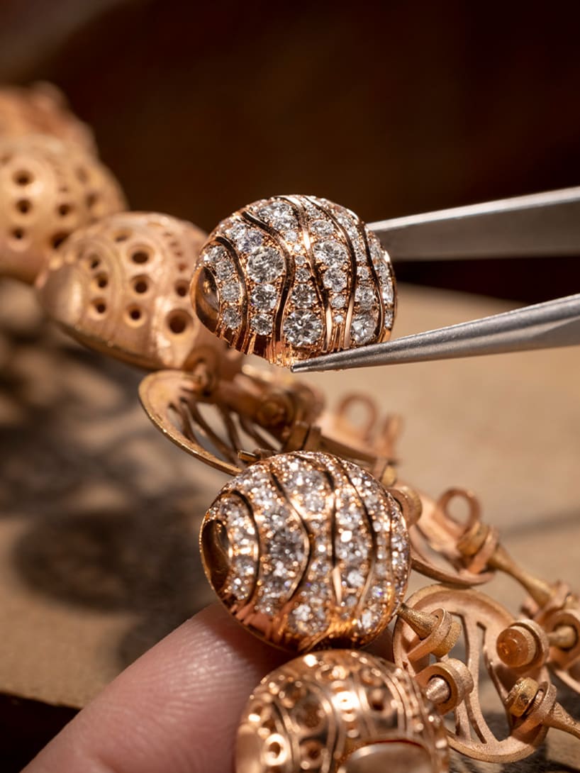 Making of Muse of Rome Mediterranea High Jewellery necklace with emeralds and diamonds, full view.