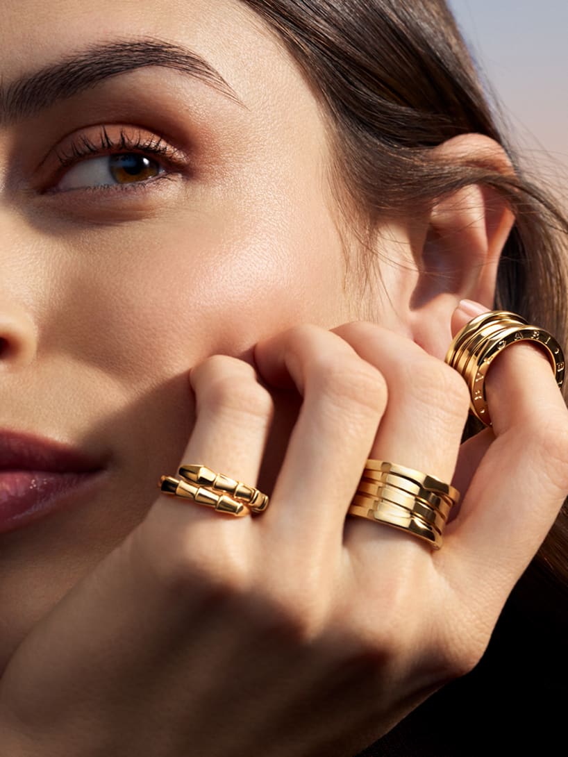 Moden waring B.zero1 and Serpenti rings.