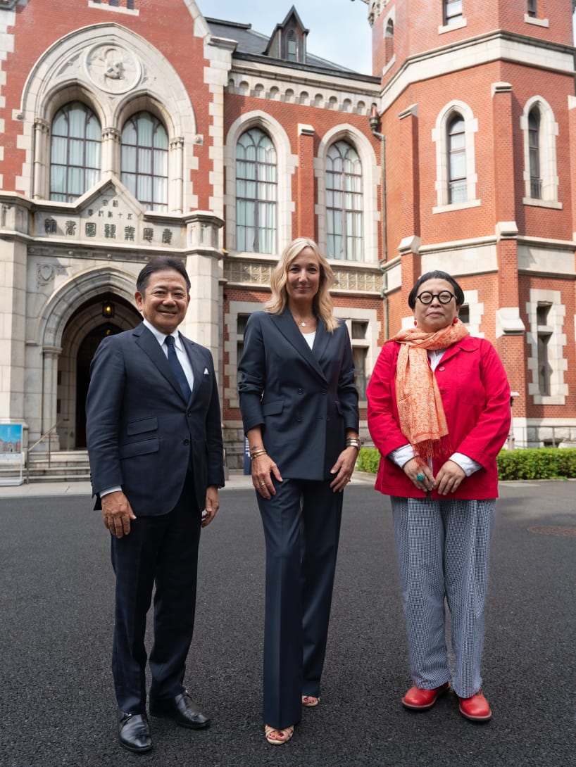 Laura Burdese with two speakers of the Fondazione Bvlgari & STC masterclass in front of Keio University.