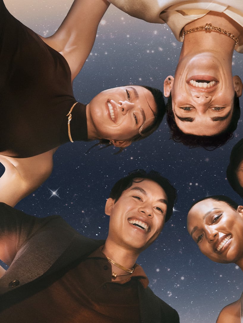 People celebrating the festive season wearing Bvlgari creations in front of a starry night sky.