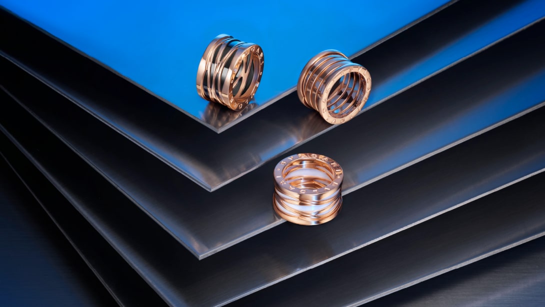 Creative shot of B.zero1 rings in rose gold and black ceramic.