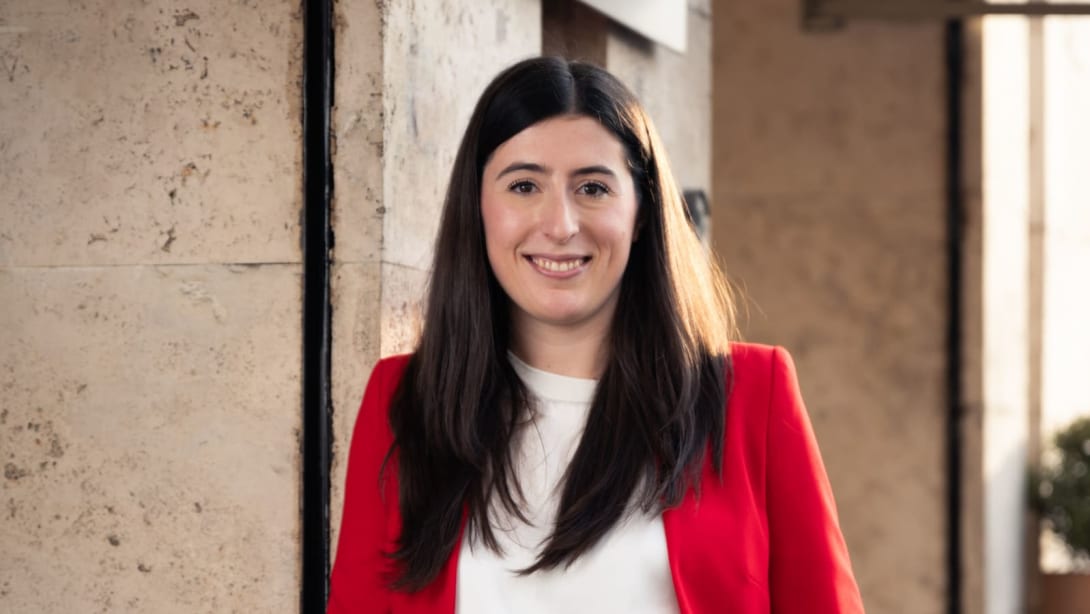 Anna Chiara, analista de inteligencia competitiva de Bvlgari, apoyada en la pared sonriendo