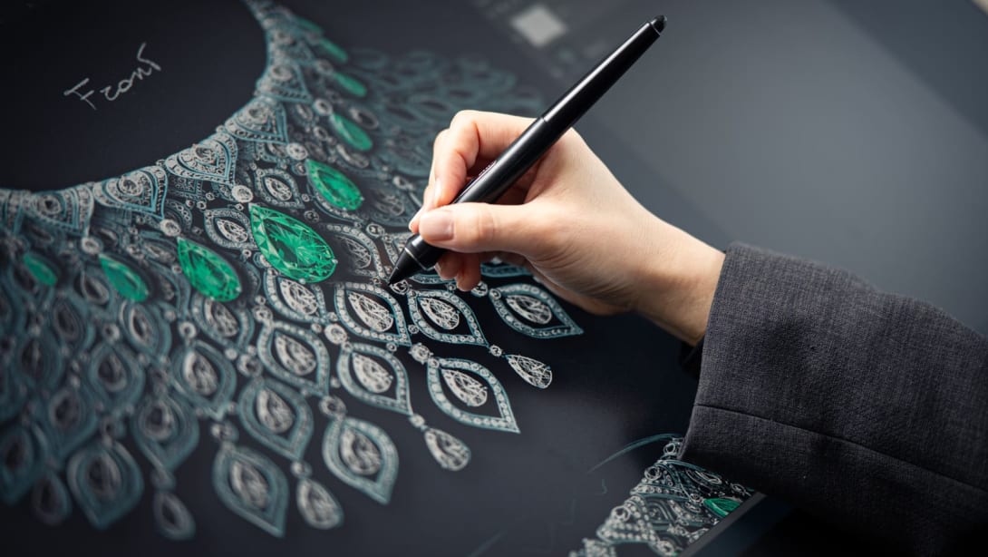 디지털 보드에 하이 주얼리 네크리스를 그리고 있는 시니어 주얼리 디자이너 Sun Min의 손 클로즈업 사진