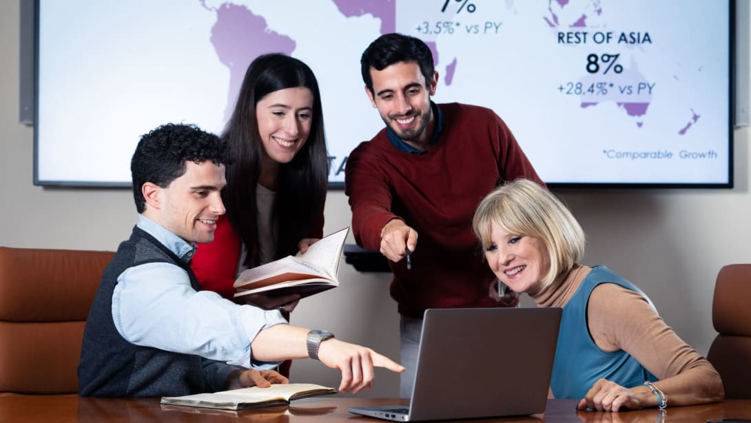 موظفو بولغري يتشاركون العمل أمام حاسوب شخصي