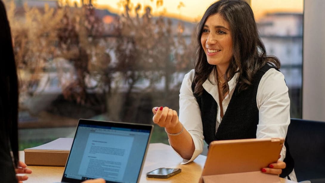 1対1のミーティングを行う2人の社員