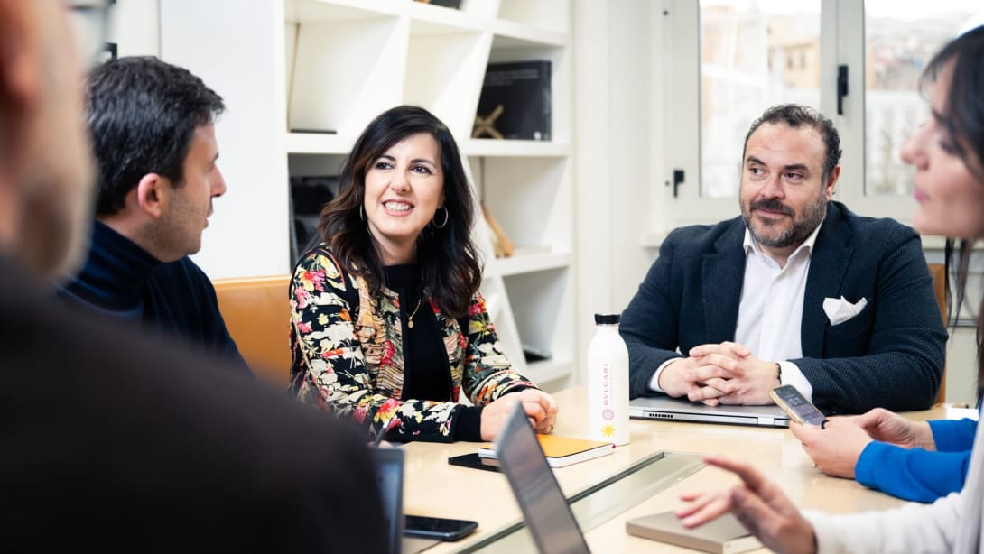 ミーティングでディスカッションを行う社員のグループ