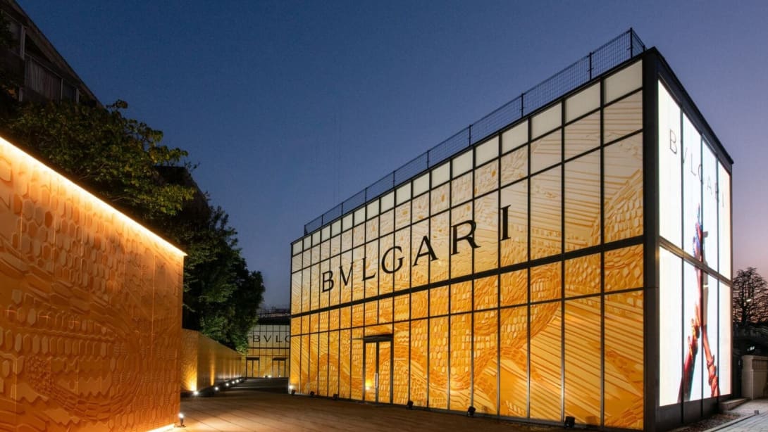 Fassade der Bvlgari Fabrik in Japan