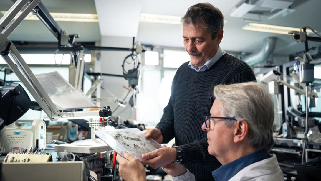 시니어 금세공인과 함께 주얼리 부품을 점검하는 하이 주얼리 생산 시니어 디렉터 Massimo