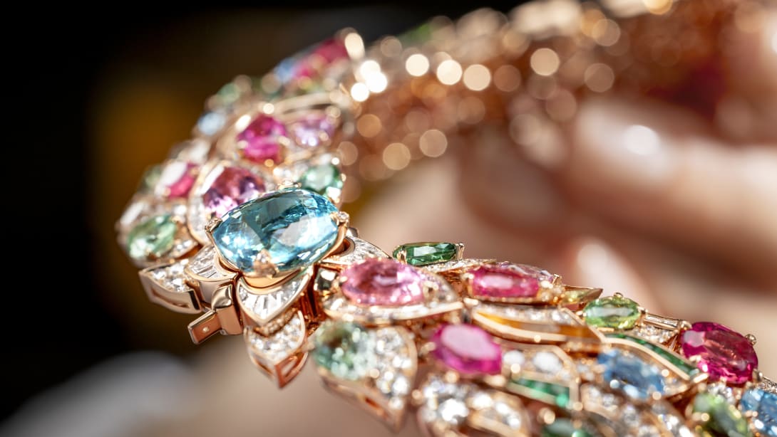 لقطة قريبة لحقيبة «بولغري بولغري» أثناء الإنتاج