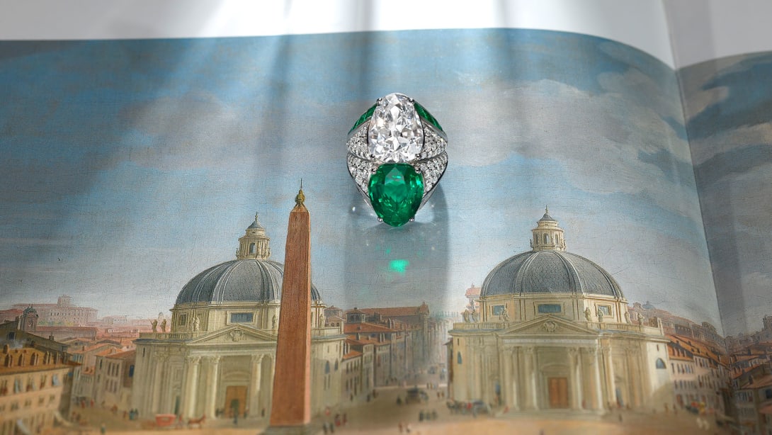 Incontro Segreto High Jewellery toi et moi ring in white gold with a pear-shaped diamond and emerald.