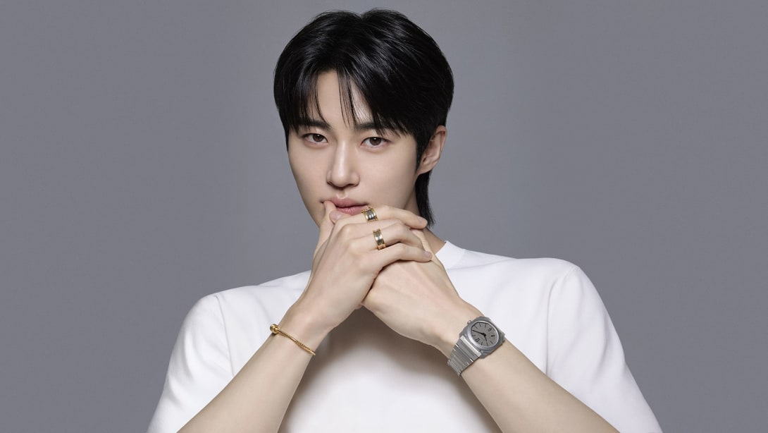 옥토 피니시모 울트라 씬 블랙 티타늄과 비제로원 네크리스를 착용한 엠버서더