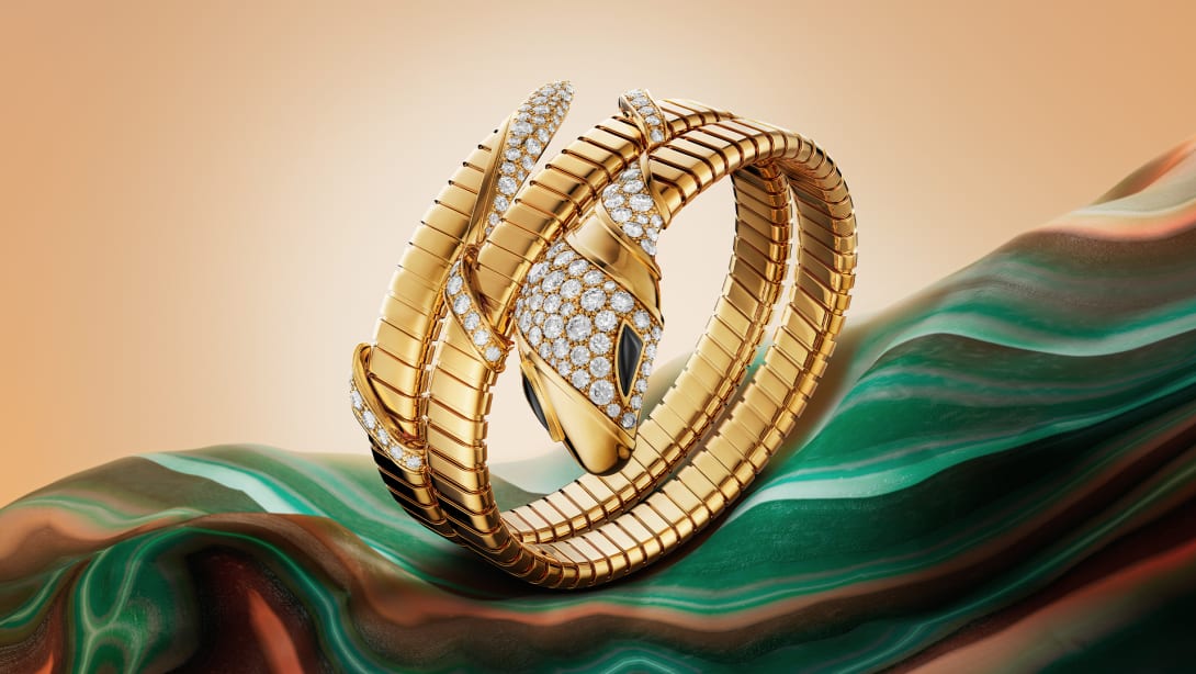 Serpenti Infinito bracelet in yellow gold with diamonds.
