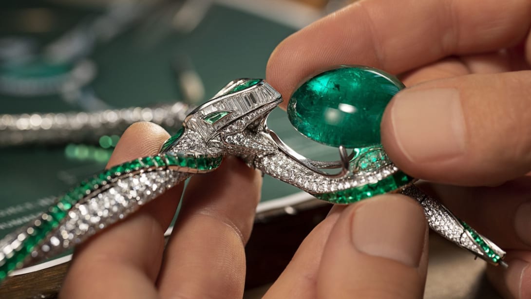 Dettaglio delle mani di un orafo mentre monta un gioiello