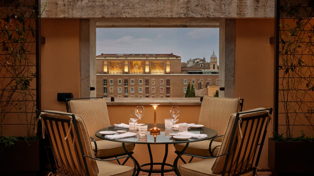 Tavolo con vista sulla terrazza del Bvlgari Hotel