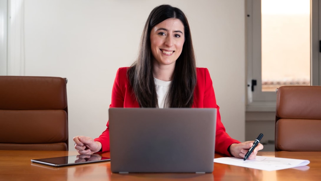 Anna Chiara, Competitive Intelligence Analyst presso Bvlgari, sorride alla fotocamera davanti al computer
